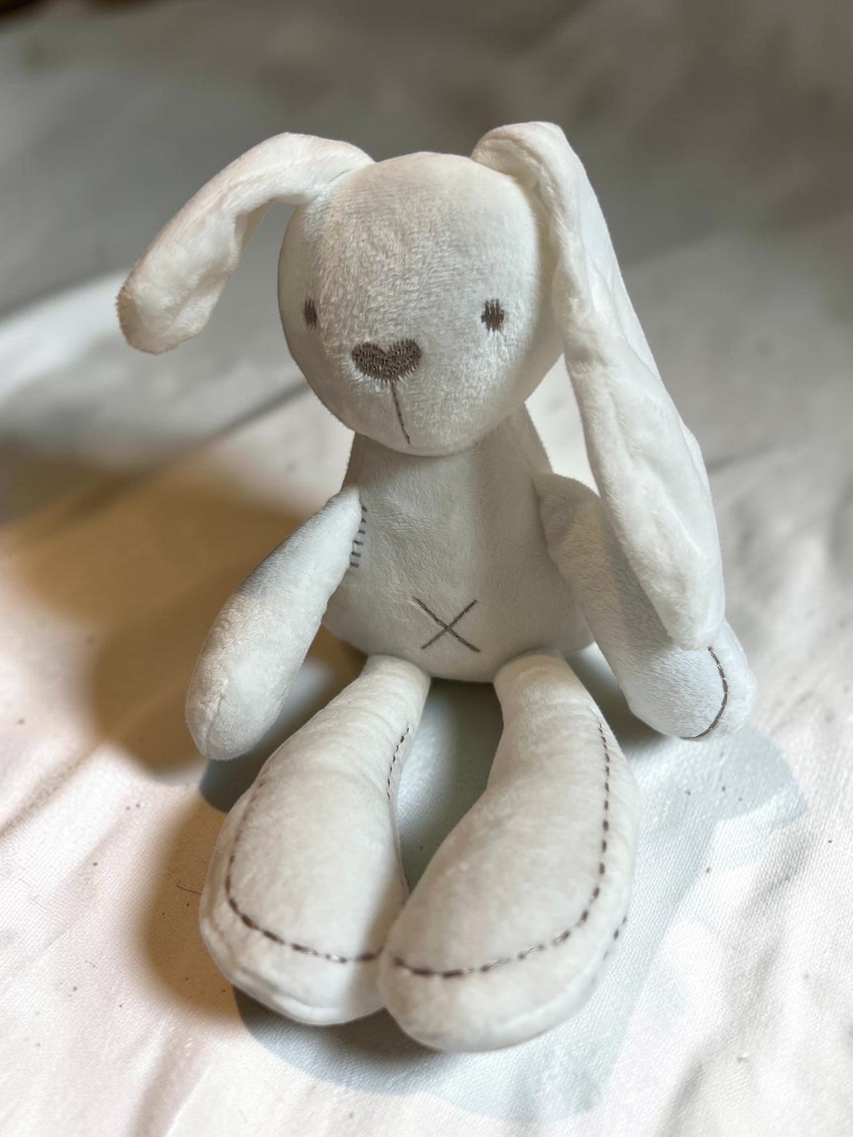 Peluche conejito blanco de peluche de Vamos Niños con orejas largas y detalles de costura en contraste. Suave y tierno, ideal para bebés.
