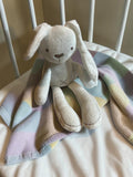 Peluche conejito blanco de Vamos Niños con orejas largas y detalles de costura. Suave y tierno, ideal para bebés.