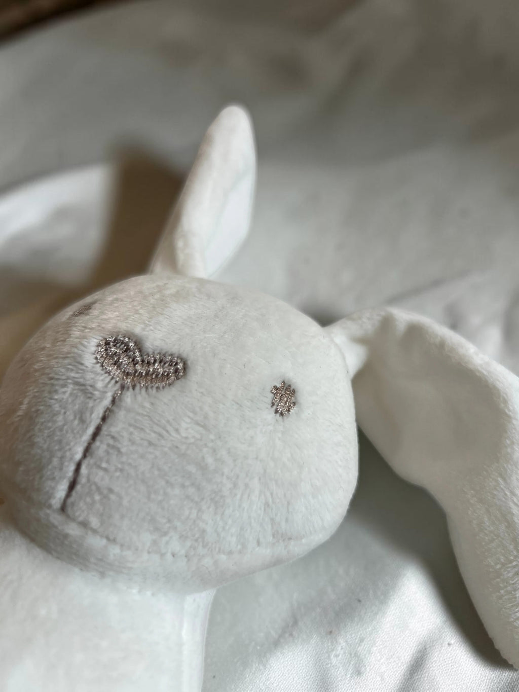 Peluche conejito blanco de peluche suave de Vamos Niños con orejas largas y detalles bordados en el rostro.
