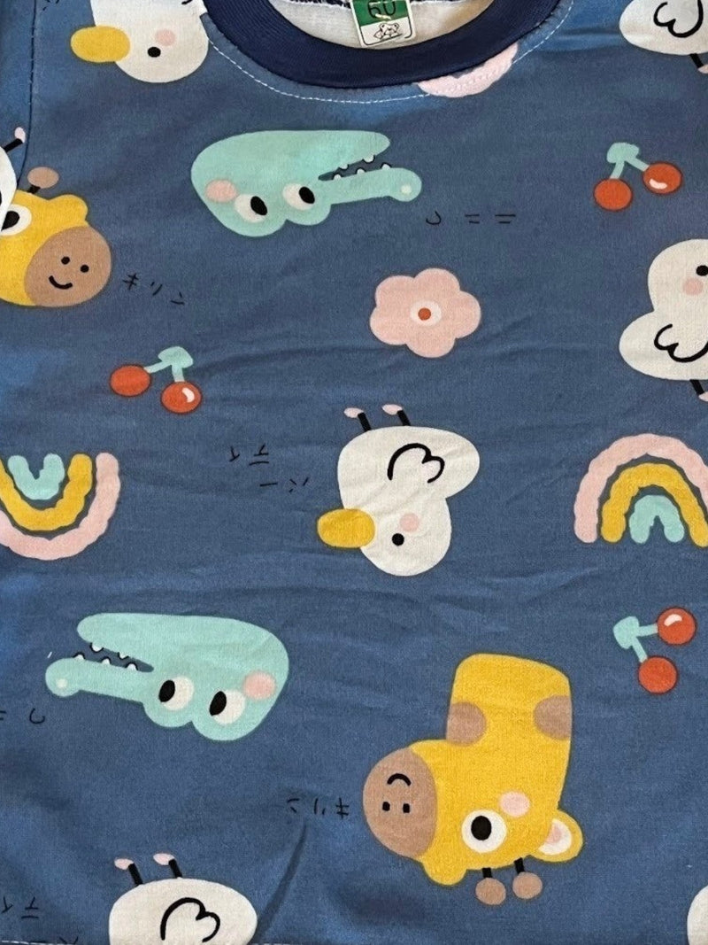 Pijama afranelado Vamos Niños azul con estampado de animalitos, arcoíris y cerezas, suave y abrigador para invierno.
