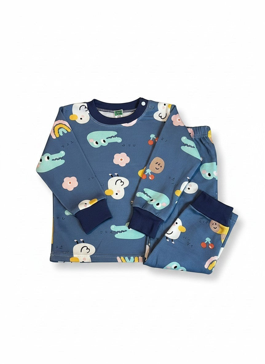 Pijama afranelado Vamos Niños azul con estampado de animalitos, incluye botones en cuello y puños elasticados.