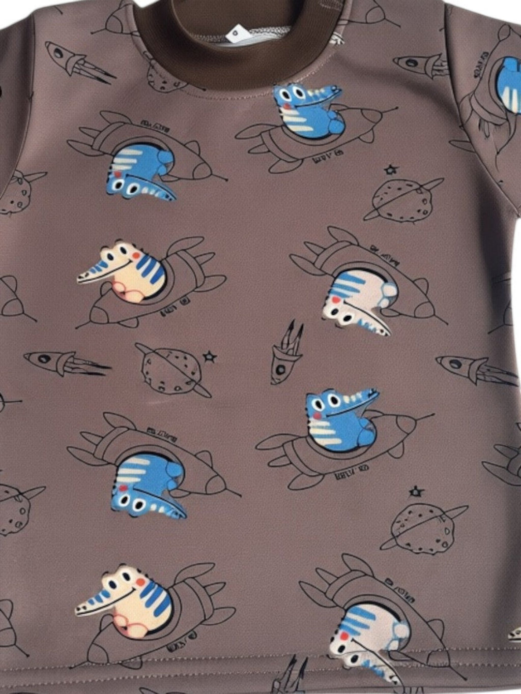 Pijama afranelado Vamos Niños color café con estampado de dinosaurios en naves espaciales y planetas para niños