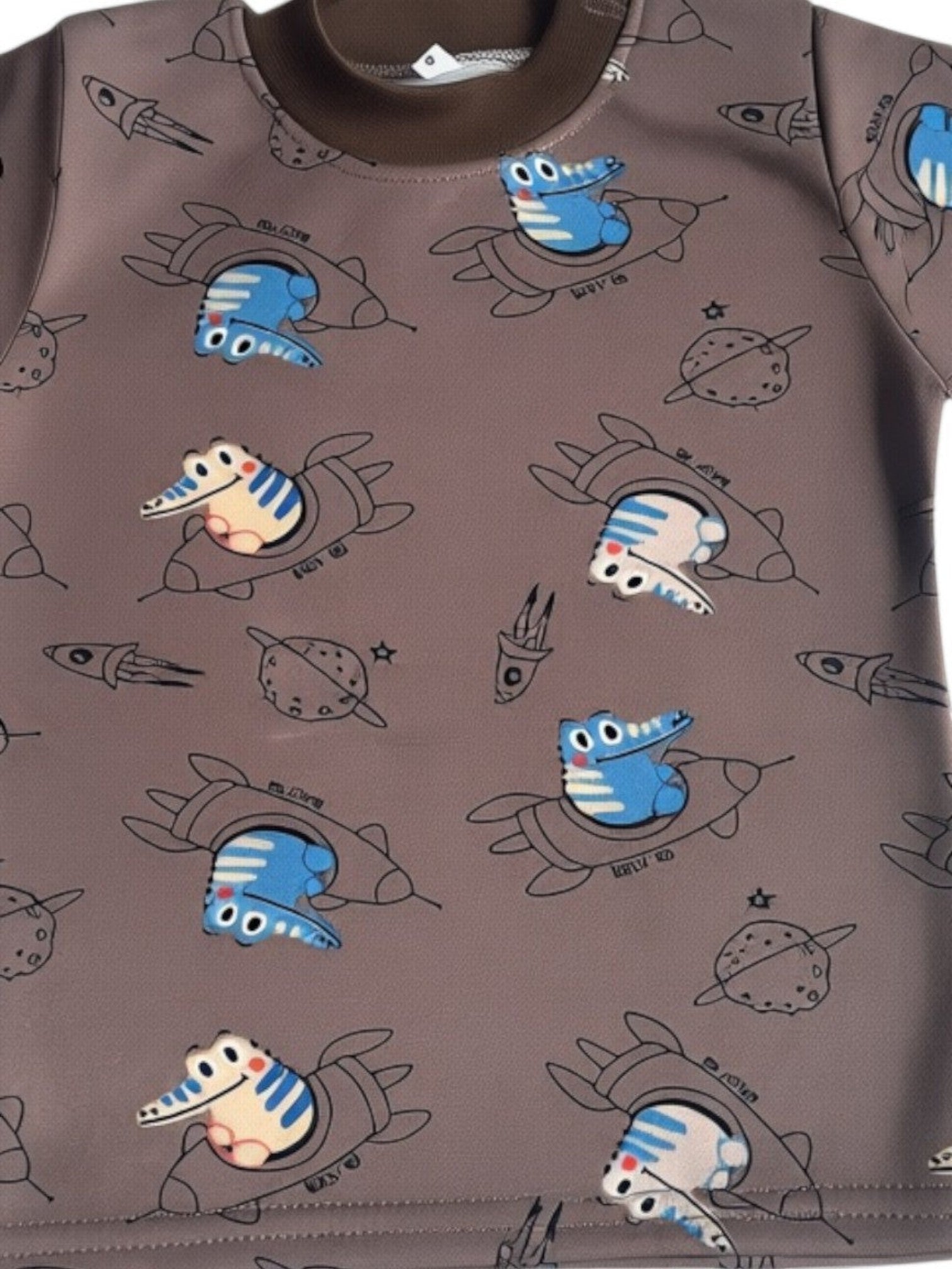 Pijama afranelado Vamos Niños color café con estampado de dinosaurios en naves espaciales y planetas para niños