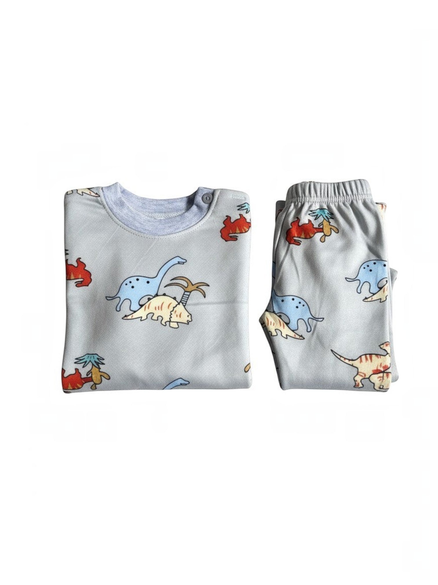 Pijama afranelado Vamos Niños gris con estampado de dinosaurios, incluye botones en el cuello y puños elásticos.