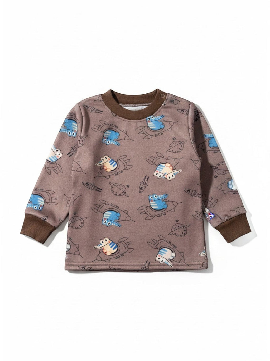 Pijama afranelado Vamos Niños color café con estampado de dinosaurios espaciales, cuello redondo y puños elásticos.