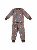 Pijama afranelado Vamos Niños de dos piezas color café con estampado de dinosaurios y puños elasticados