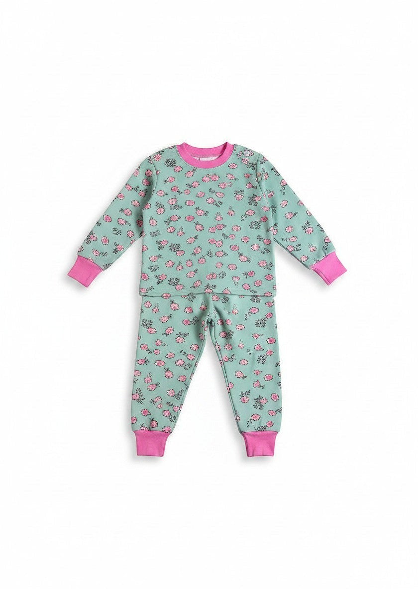 Pijama afranelado Vamos Niños de dos piezas en color celeste con estampado de flores rosadas y puños elásticos.