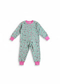 Pijama afranelado Vamos Niños de dos piezas en color celeste con estampado de flores rosadas y puños elásticos.