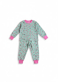 Pijama afranelado Vamos Niños de dos piezas en color celeste con estampado de flores rosadas y puños elásticos.