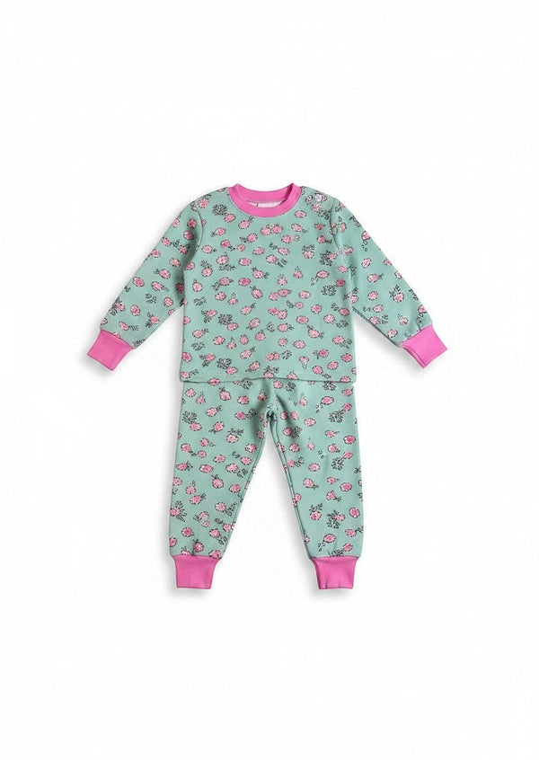 Pijama afranelado Vamos Niños de dos piezas en color celeste con estampado de flores rosadas y puños elásticos.