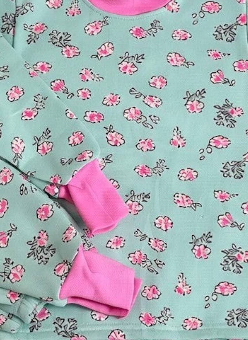 Pijama afranelado Vamos Niños color celeste con estampado de flores rosadas y puños elásticos en color rosa intenso