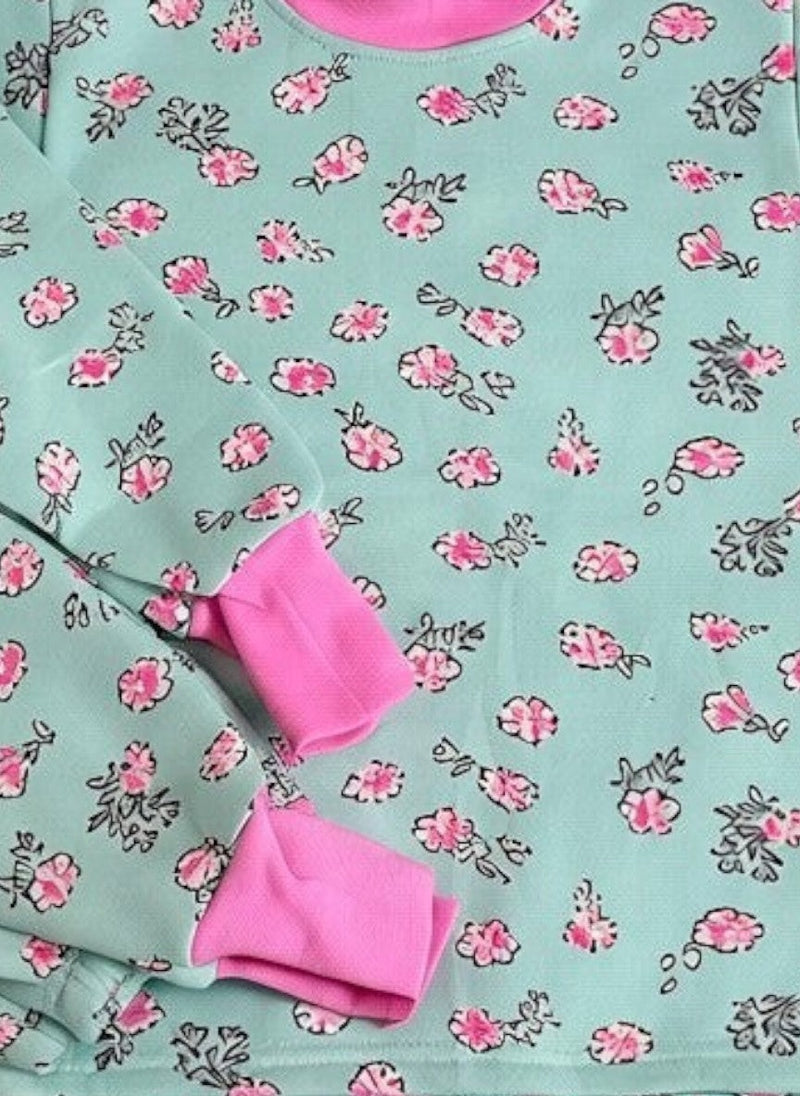 Pijama afranelado Vamos Niños color celeste con estampado de flores rosadas y puños elásticos en color rosa intenso