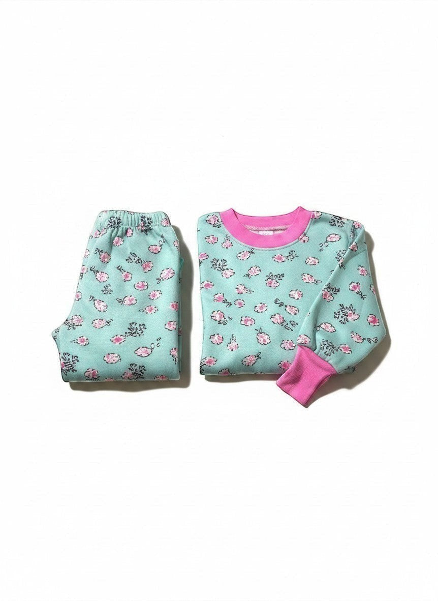Pijama afranelado Vamos Niños de dos piezas en color celeste con estampado de flores rosadas y puños elásticos.