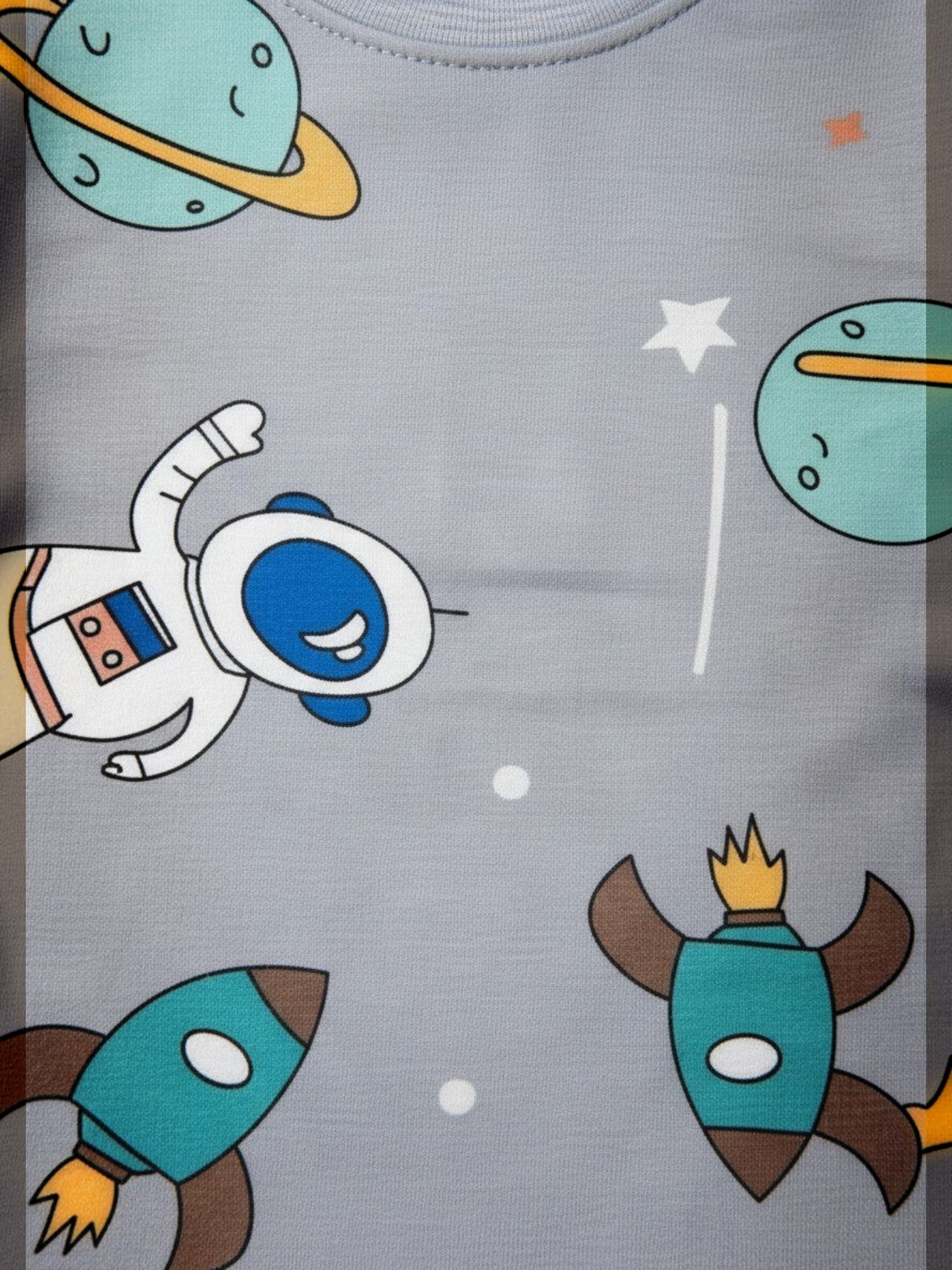 Detalle de pijama afranelado Vamos Niños color gris con estampado de astronautas, planetas y cohetes espaciales