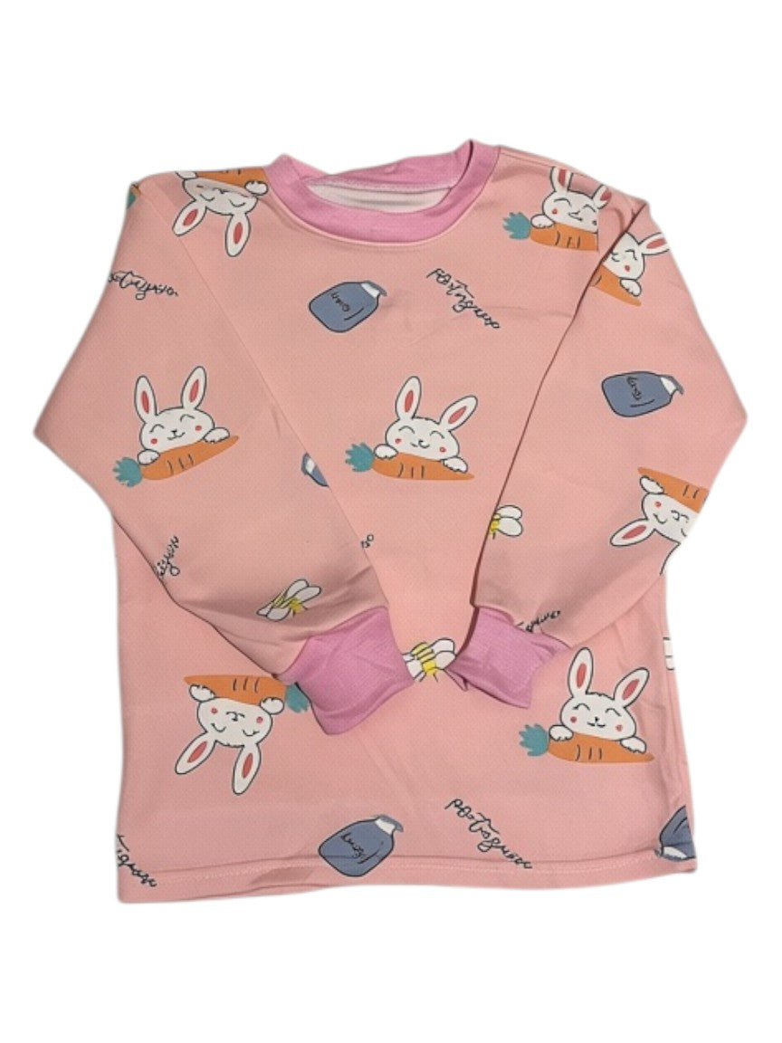 Pijama afranelado Vamos Niños rosado con estampado de conejos y zanahorias, manga larga con puños elasticados.