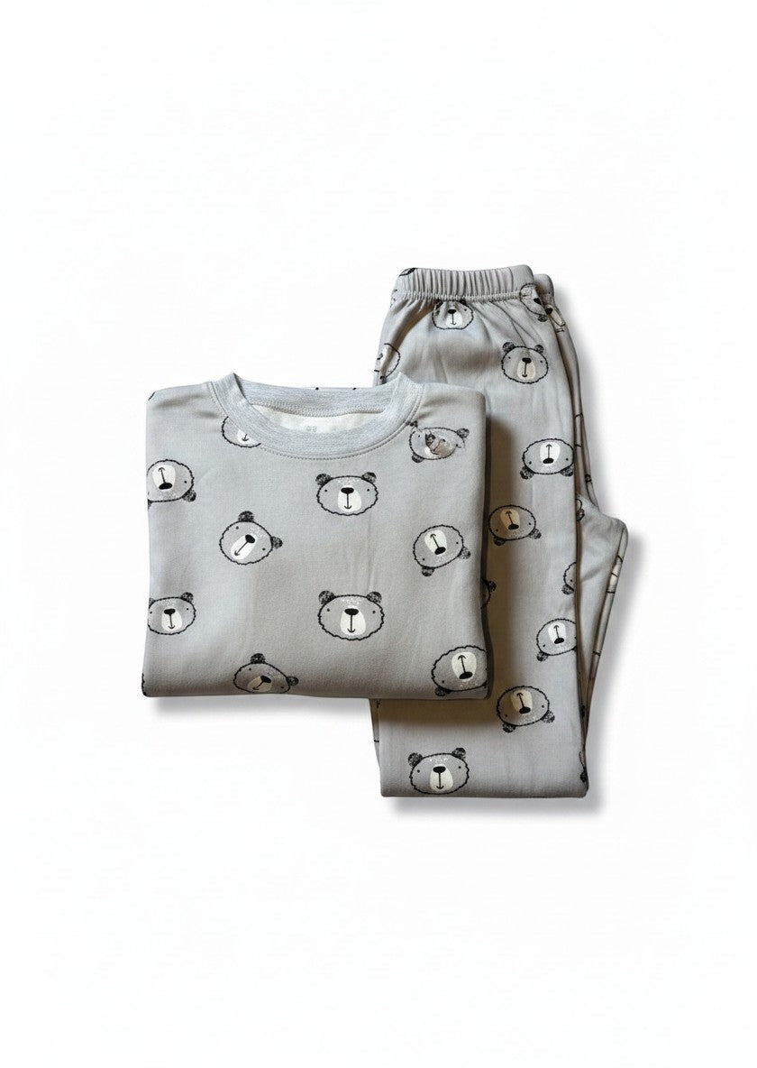Pijama afranelado Vamos Niños de dos piezas en color gris con estampado de osos, suave y cómodo para invierno.
