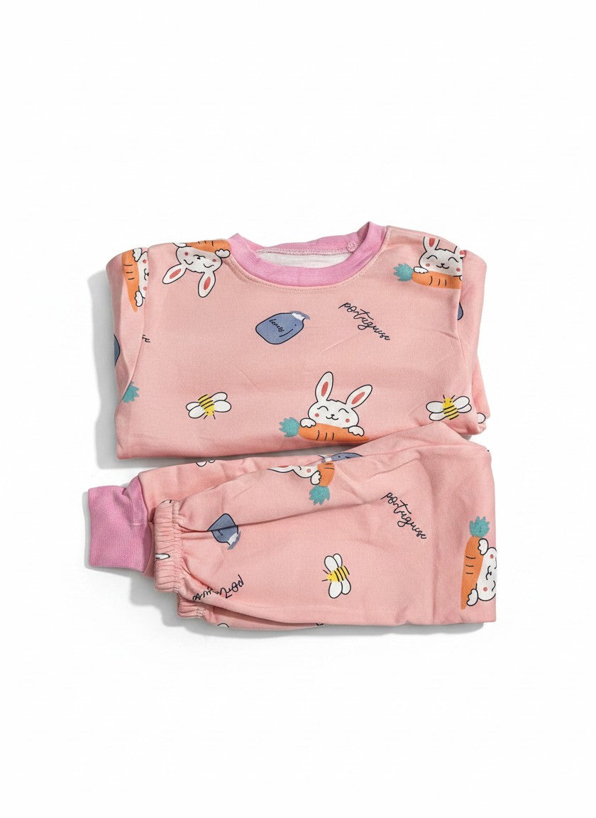 Pijama afranelado Vamos Niños de dos piezas en color rosado con estampado de conejos, zanahorias y abejas