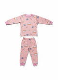 Pijama afranelado Vamos Niños de dos piezas en color rosado con estampado de conejos, zanahorias y flores para niña.