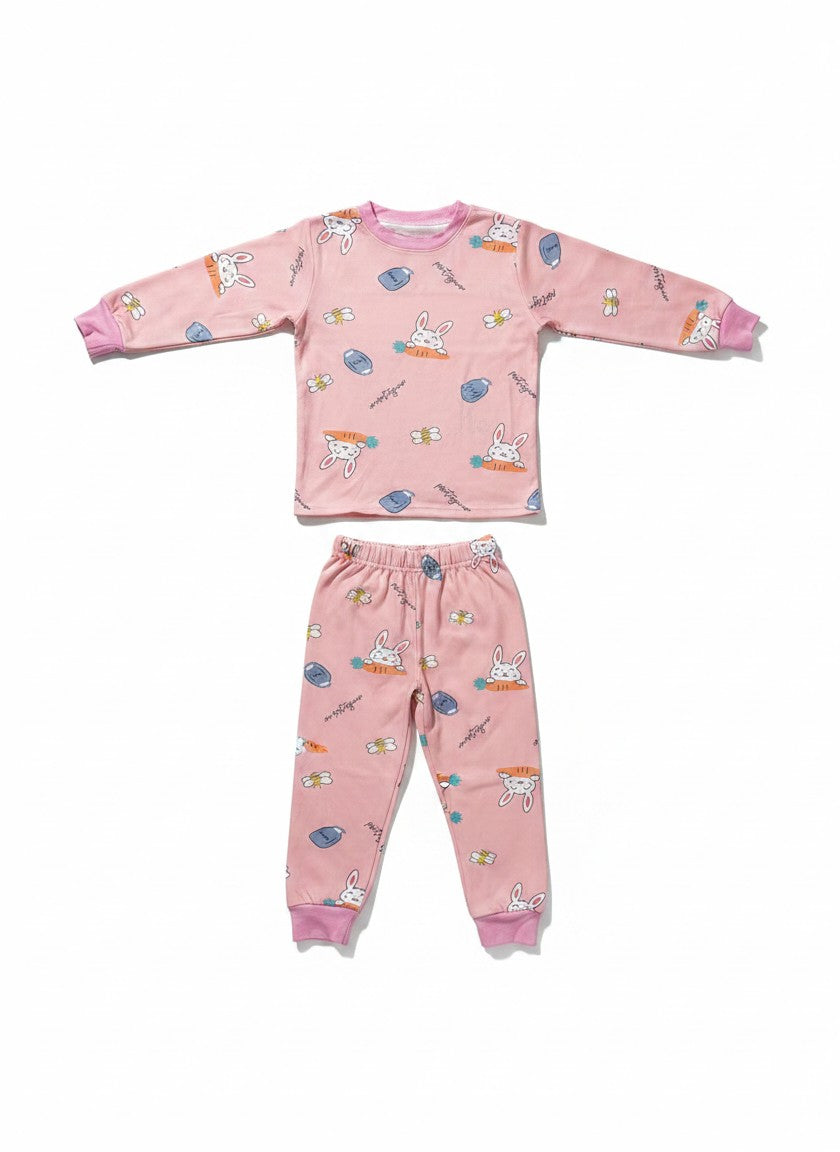 Pijama afranelado Vamos Niños de dos piezas en color rosado con estampado de conejos, zanahorias y flores para niña.