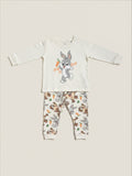 Pijama de dos piezas Vamos Niños con estampado de Bugs Bunny, camiseta blanca y pantalón con diseño de conejos