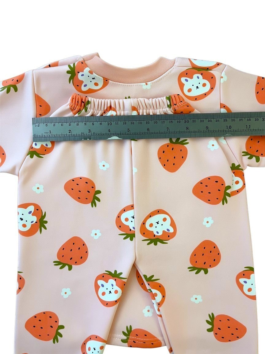 Conjunto de pijama infantil de algodón rosa de Vamos Niños con estampado de fresas y conejitos. Manga larga y pantalón largo.