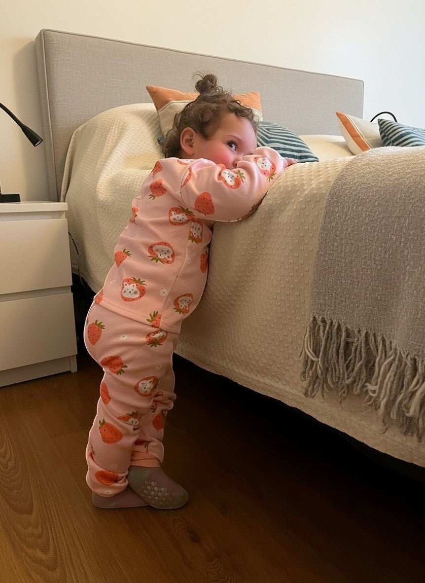 Conjunto de pijama infantil de algodón rosa de Vamos Niños con estampado de fresas, mangas largas y pantalones largos.