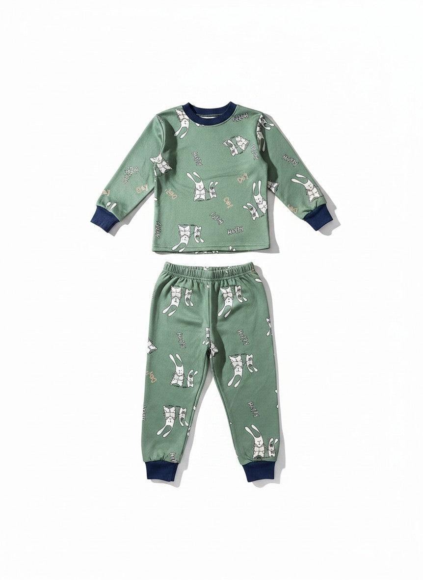 Pijama infantil Vamos Niños verde con estampado de conejitos y puños azul marino, suave y cómodo para dormir.
