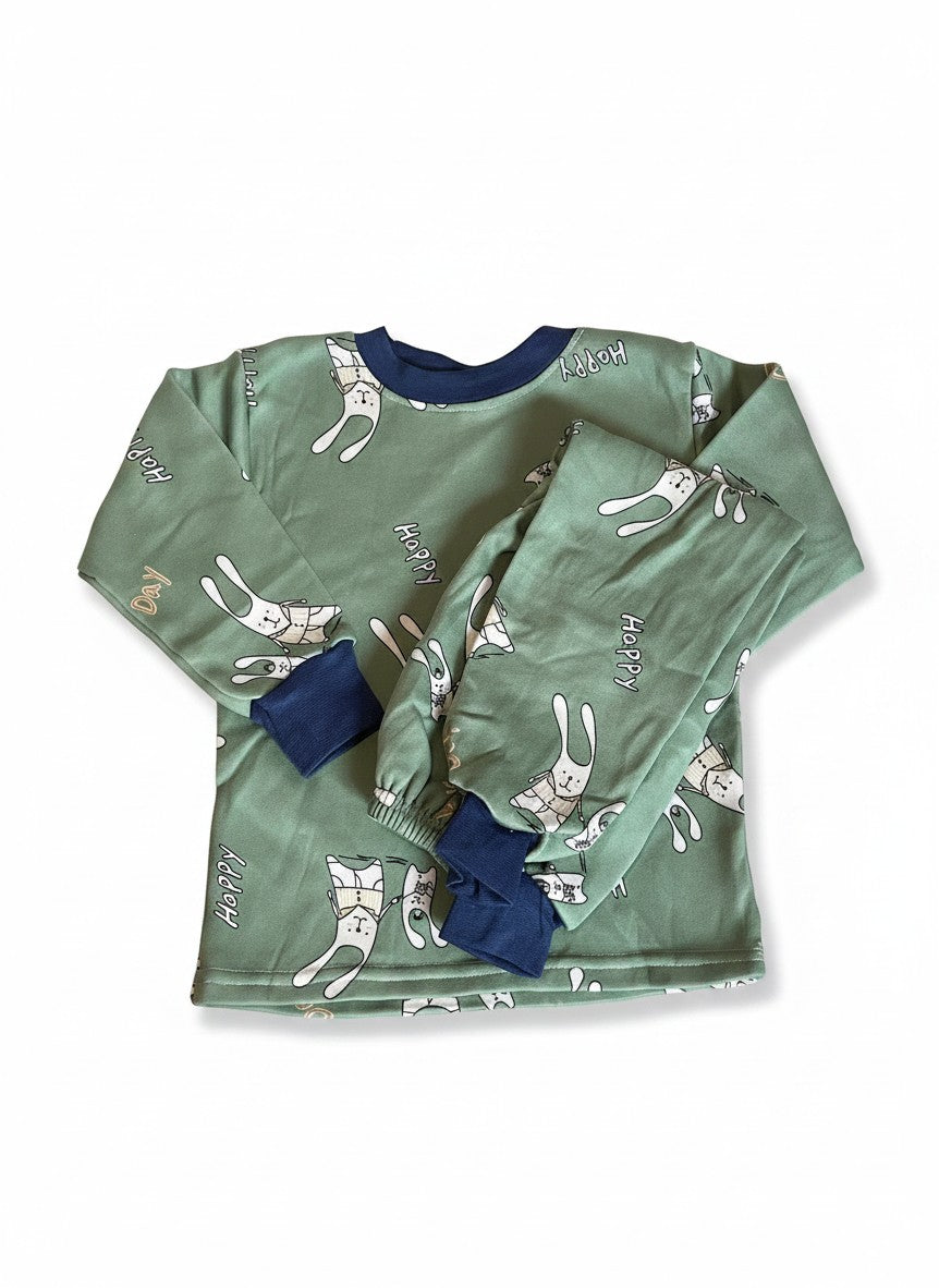 Conjunto de pijama infantil Vamos Niños verde con estampado de conejitos y puños azul marino en algodón suave.
