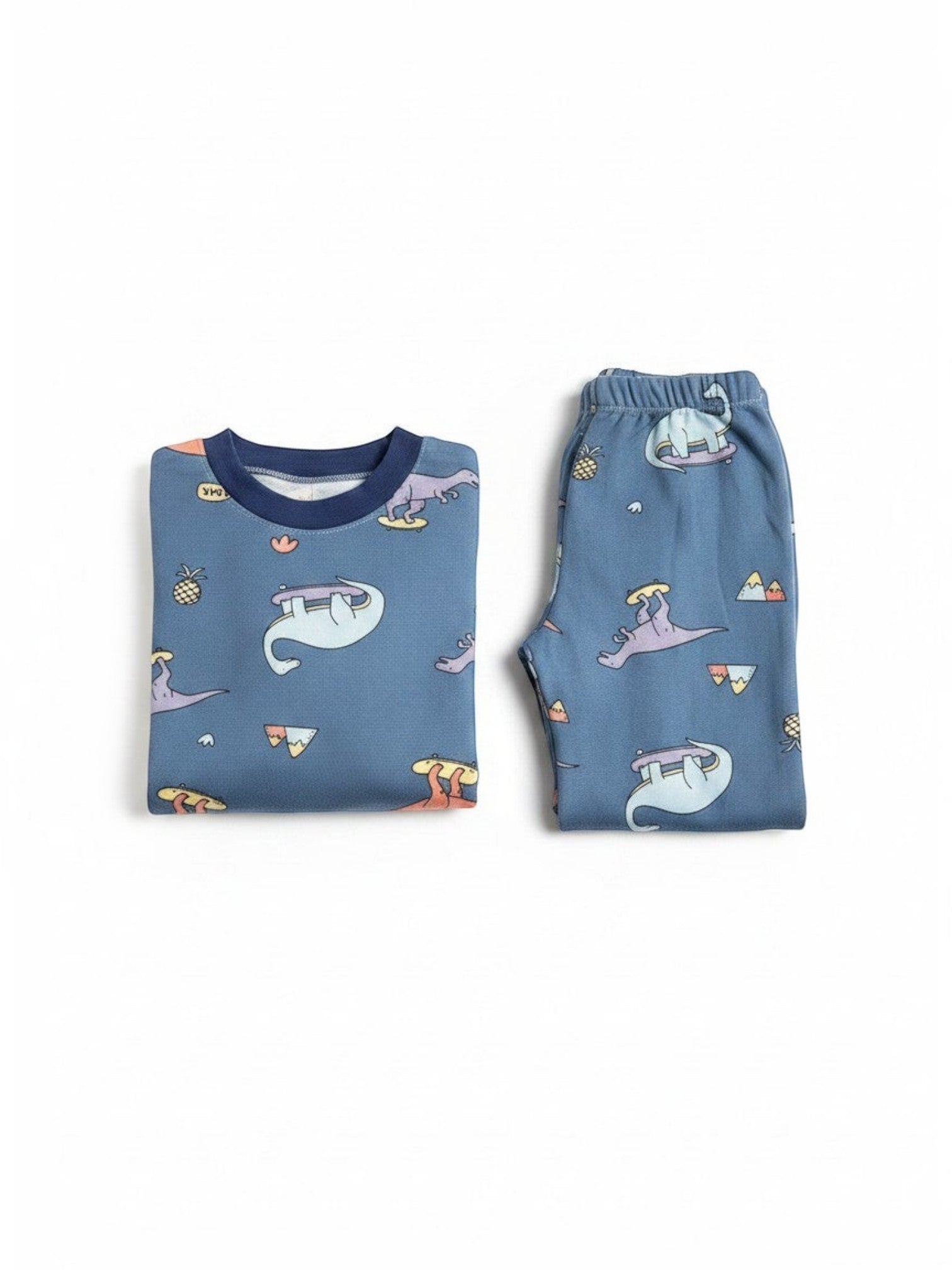 Conjunto de pijama Vamos Niños azul con estampado de dinosaurios patinadores y piñas, manga larga y puños elásticos.