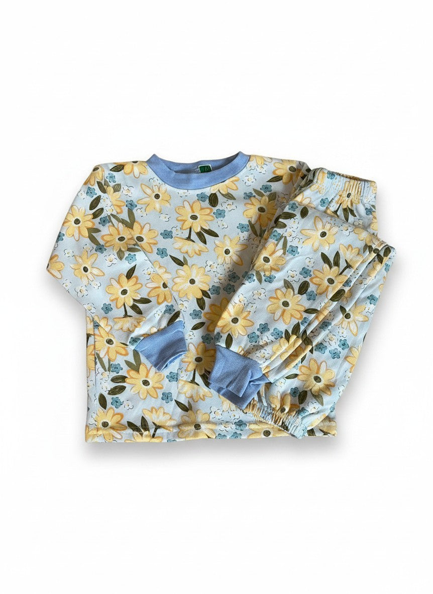Pijama Vamos Niños de niña estampado floral amarillo sobre fondo azul claro