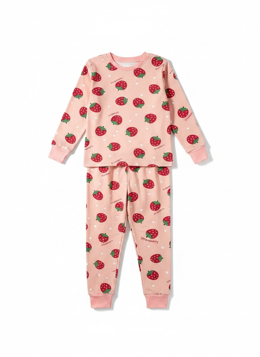 Pijama Vamos Niños rosa pastel con estampado de fresas y puños elásticos para niños.