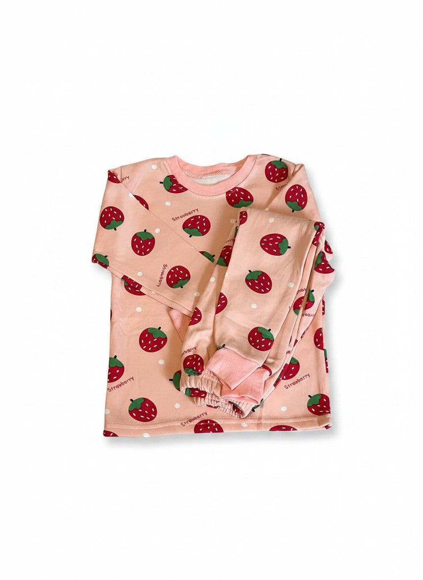 Pijama infantil Vamos Niños rosa pastel con estampado de frutillas, cuello redondo y puños elásticos, estilo casual.