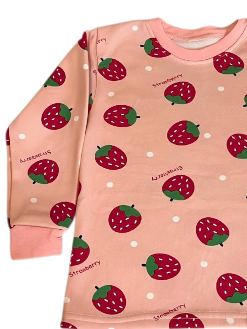 Pijama infantil Vamos Niños rosa pastel con estampado de frutillas, cuello redondo y puños elásticos.