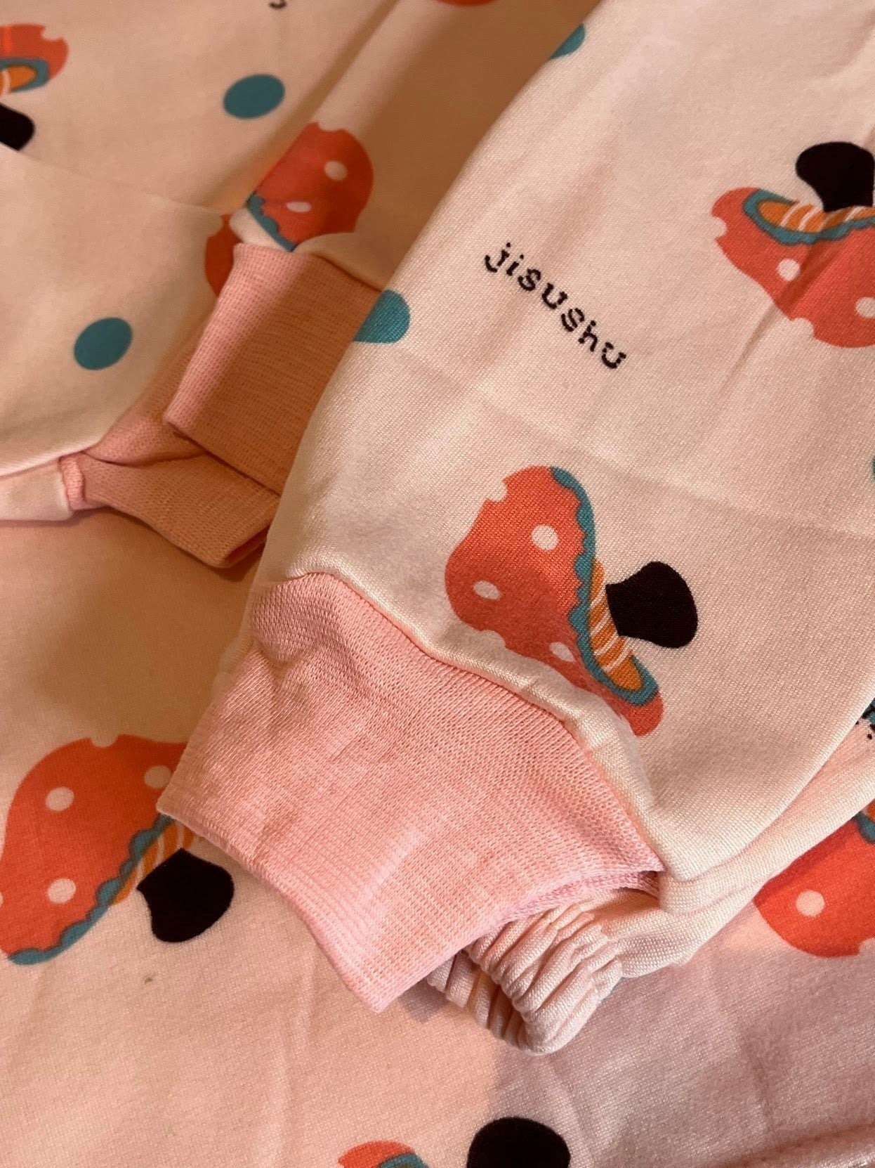 Pijama infantil Vamos Niños rosa con estampado de setas y lunares, puños elásticos y tejido suave de alta calidad.