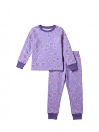 Pijama Vamos Niños color morado con estampado de mariposas, sudadera y pantalón con puños elásticos suaves.