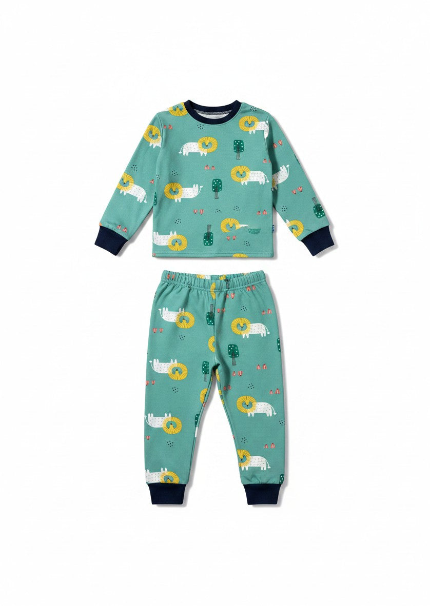Conjunto Vamos Niños de pijama verde agua con estampado de leones y puños azul marino para niños.