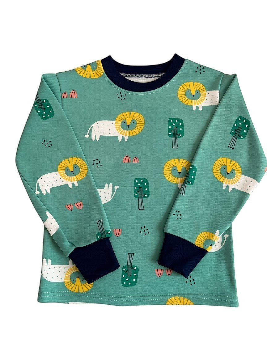 Camiseta de manga larga verde menta de algodón para niños de Vamos Niños con estampado de leones y árboles. Cuello y puños azul marino.