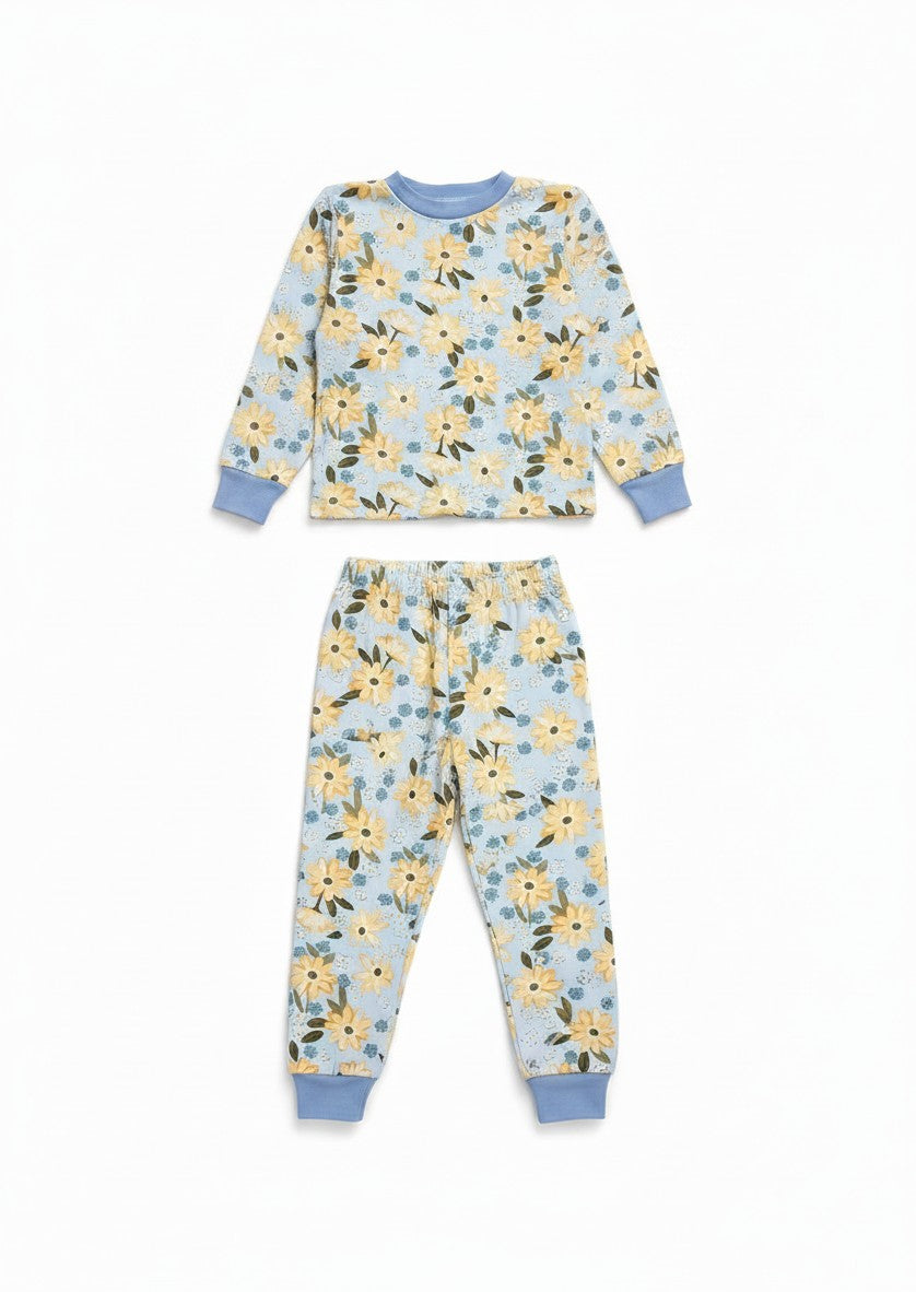 Pijama Vamos Niños infantil con estampado floral amarillo sobre fondo azul claro y puños