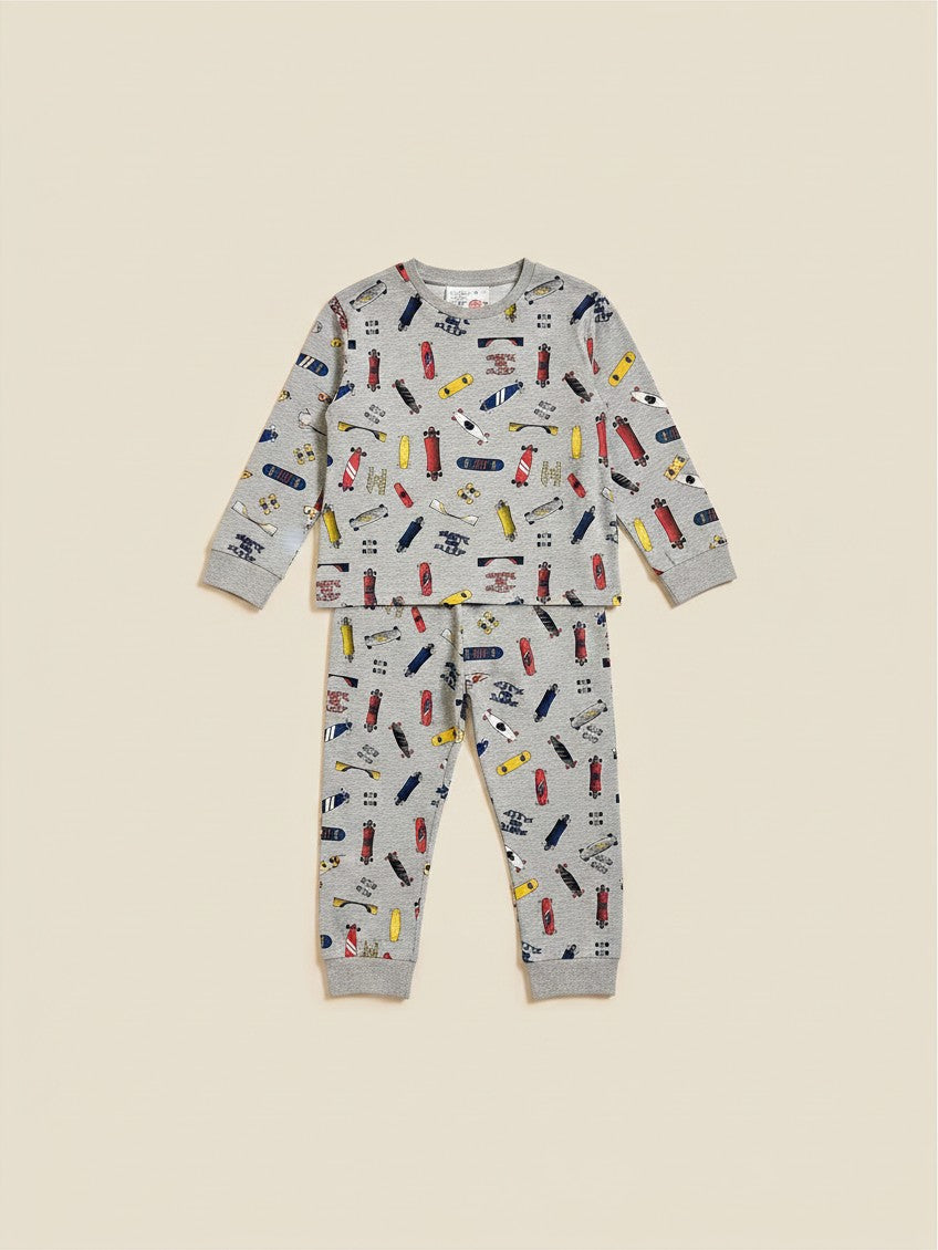 Pijama de niño Vamos Niños Lefties gris con estampado de skates, manga larga y puños elásticos, talla 10.