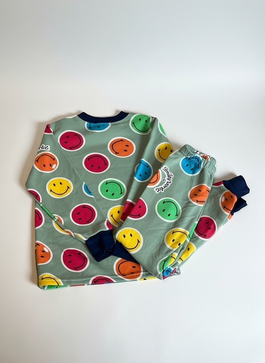 Pijama Vamos Niños verde con sontrisas coloridas