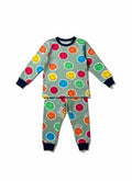 Pijama Vamos Niños con estampado de caras sonrientes coloridas sobre fondo verde y puños azul marino