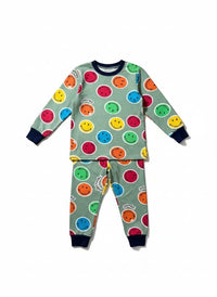 Pijama Vamos Niños con estampado de caras sonrientes coloridas sobre fondo verde y puños azul marino