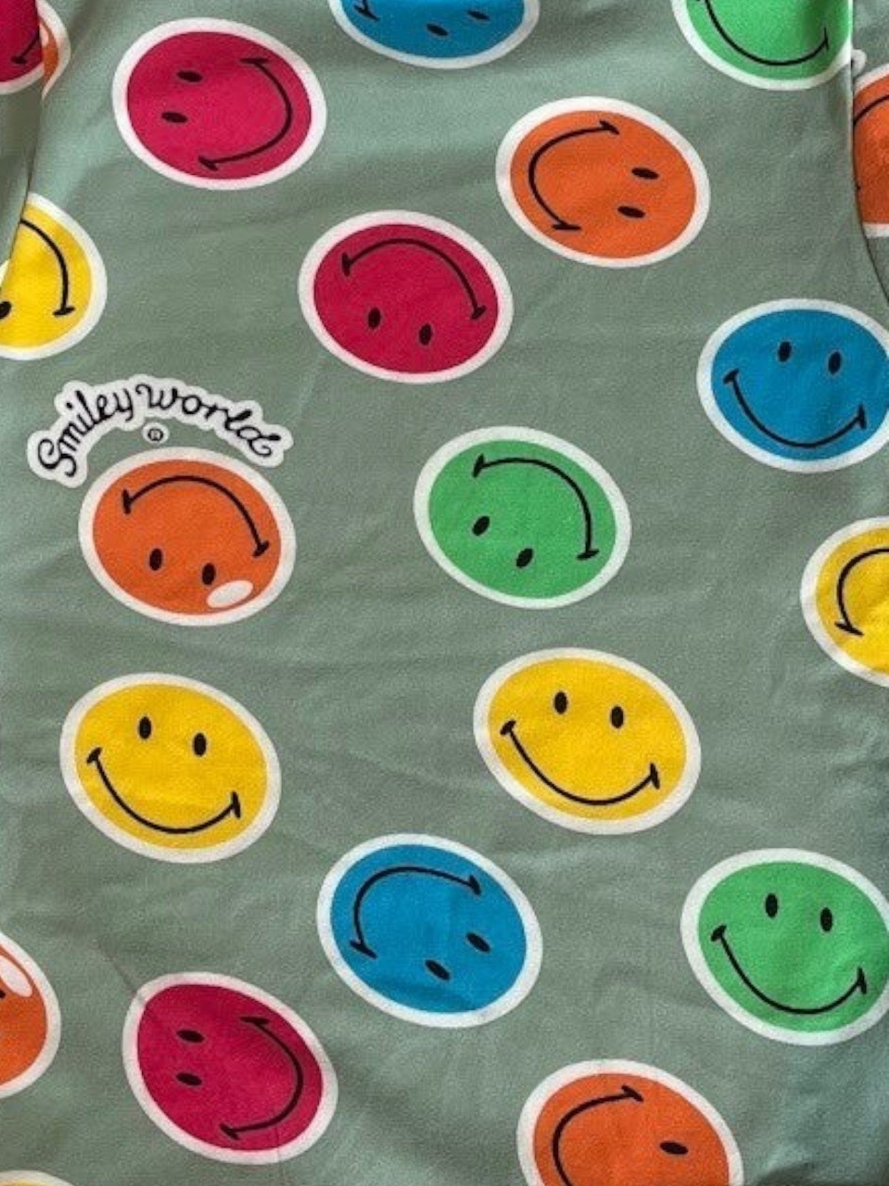 Pijama Vamos Niños verde con estampado de caras sonrientes y puños azul marino
