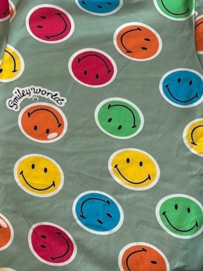 Pijama Vamos Niños verde con estampado de caras sonrientes y puños azul marino