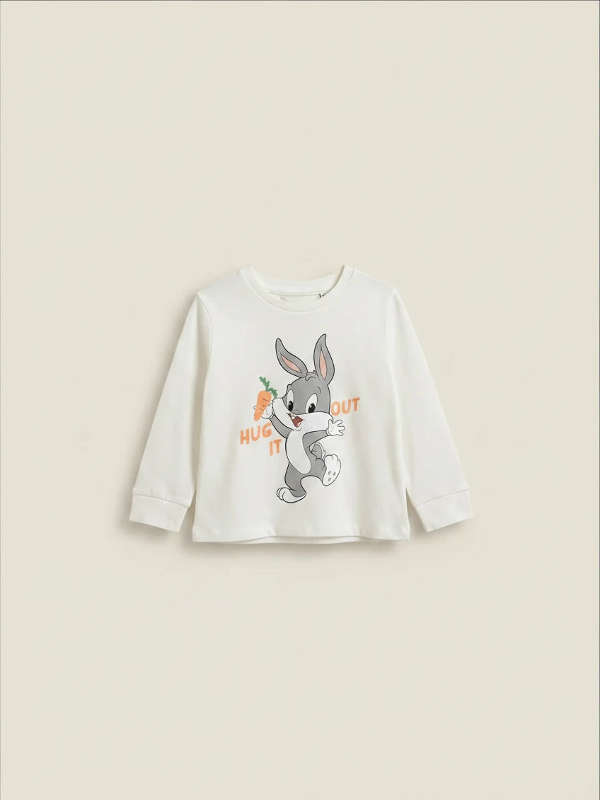 Polera beige de manga larga para bebé de Vamos Niños con estampado de Baby Box Bunny y zanahoria