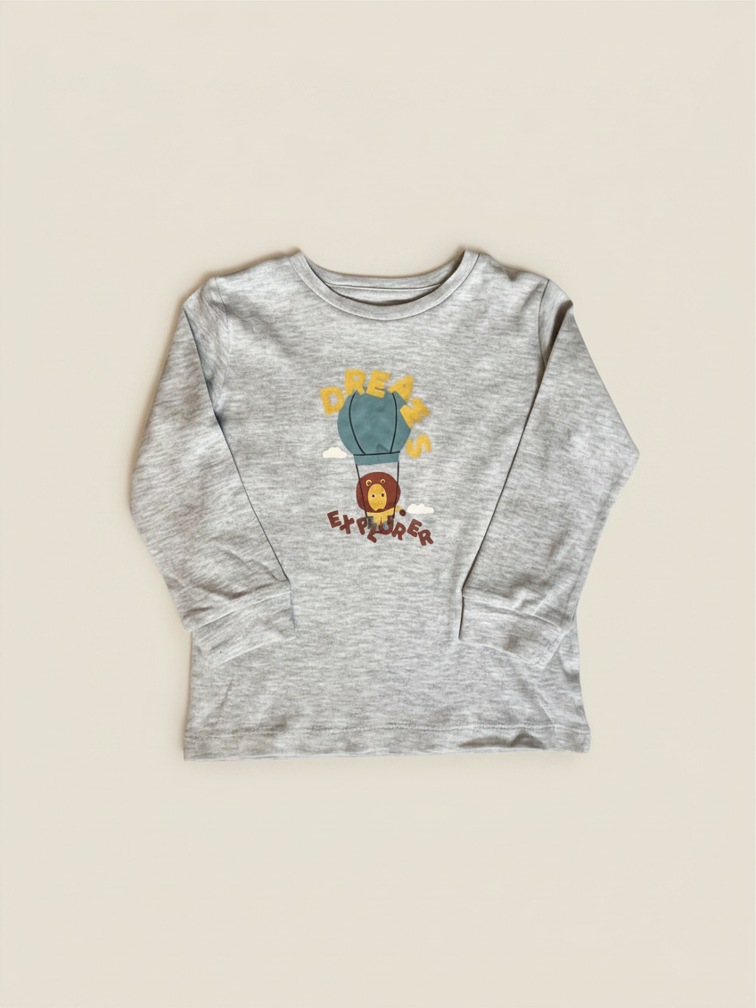 Polera de niño Vamos Niños Lefties gris claro con estampado de león en globo aerostático y texto Dreams Explorer