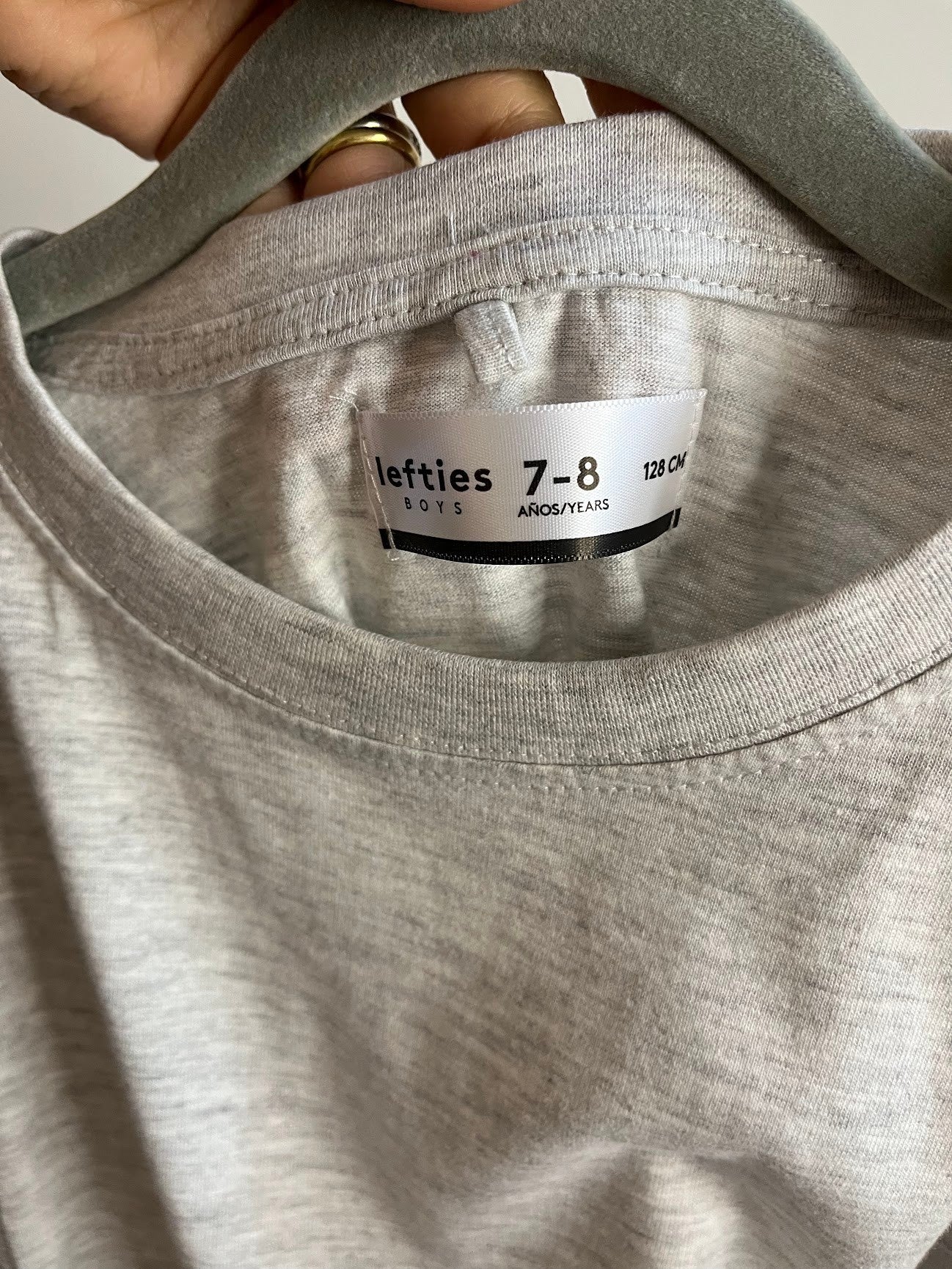 Polera de niño Vamos Niños Lefties gris claro con etiqueta de talla 7-8 años visible en el cuello