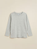 Polera de manga larga gris para niño de la marca Vamos Niños, talla 24M, con etiqueta pequeña en el dobladillo.