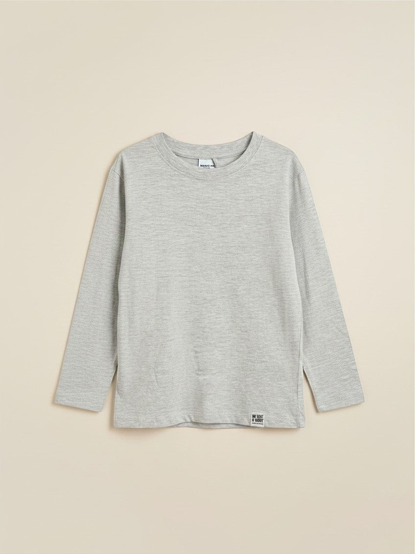 Polera de manga larga gris para niño de la marca Vamos Niños, talla 24M, con etiqueta pequeña en el dobladillo.