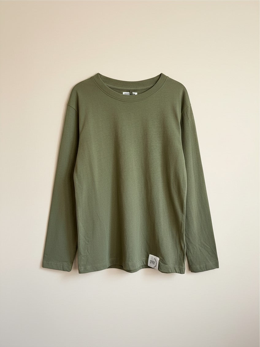 Polera de niño Vamos Niños marca Lefties color verde musgo de manga larga con etiqueta decorativa en el bajo